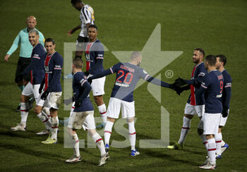 2021-01-16 - Layvin Kurzawa of PSG celebrates his goal with Neymar Jr and teammates during the French championship Ligue 1 football match between Angers SCO and Paris Saint-Germain on January 16, 2021 at Stade Raymond Kopa in Angers, France - Photo Jean Catuffe / DPPI - ANGERS SCO AND PARIS SAINT-GERMAIN - FRENCH LIGUE 1 - SOCCER