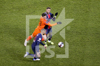 2021-01-22 - Joris Chotard of Montpellier between Neymar Jr and Layvin Kurzawa of PSG during the French championship Ligue 1 football match between Paris Saint-Germain (PSG) and Montpellier HSC (MHSC) on January 22, 2021 at Parc des Princes stadium in Paris, France - Photo Jean Catuffe / DPPI - PARIS SAINT-GERMAIN (PSG) AND MONTPELLIER HSC (MHSC) - FRENCH LIGUE 1 - SOCCER
