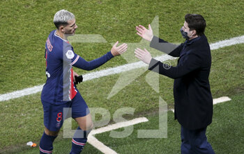 2021-01-22 - Coach of PSG Mauricio Pochettino salutes Leandro Paredes of PSG following the French championship Ligue 1 football match between Paris Saint-Germain (PSG) and Montpellier HSC (MHSC) on January 22, 2021 at Parc des Princes stadium in Paris, France - Photo Jean Catuffe / DPPI - PARIS SAINT-GERMAIN (PSG) AND MONTPELLIER HSC (MHSC) - FRENCH LIGUE 1 - SOCCER