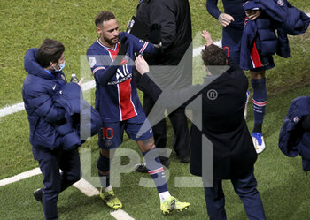 2021-01-22 - Coach of PSG Mauricio Pochettino salutes Neymar Jr of PSG following the French championship Ligue 1 football match between Paris Saint-Germain (PSG) and Montpellier HSC (MHSC) on January 22, 2021 at Parc des Princes stadium in Paris, France - Photo Jean Catuffe / DPPI - PARIS SAINT-GERMAIN (PSG) AND MONTPELLIER HSC (MHSC) - FRENCH LIGUE 1 - SOCCER