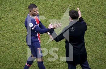2021-01-22 - Coach of PSG Mauricio Pochettino salutes Kylian Mbappe of PSG following the French championship Ligue 1 football match between Paris Saint-Germain (PSG) and Montpellier HSC (MHSC) on January 22, 2021 at Parc des Princes stadium in Paris, France - Photo Jean Catuffe / DPPI - PARIS SAINT-GERMAIN (PSG) AND MONTPELLIER HSC (MHSC) - FRENCH LIGUE 1 - SOCCER