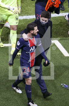2021-01-22 - Coach of PSG Mauricio Pochettino salutes Alessandro Florenzi of PSG following the French championship Ligue 1 football match between Paris Saint-Germain (PSG) and Montpellier HSC (MHSC) on January 22, 2021 at Parc des Princes stadium in Paris, France - Photo Jean Catuffe / DPPI - PARIS SAINT-GERMAIN (PSG) AND MONTPELLIER HSC (MHSC) - FRENCH LIGUE 1 - SOCCER
