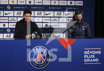 2021-01-22 - Coach of PSG Mauricio Pochettino (left) - helped by his assistant coach Michel D'Agostino as translator - answers to the media during the post-match press conference following the French championship Ligue 1 football match between Paris Saint-Germain (PSG) and Montpellier HSC (MHSC) on January 22, 2021 at Parc des Princes stadium in Paris, France - Photo Jean Catuffe / DPPI - PARIS SAINT-GERMAIN (PSG) AND MONTPELLIER HSC (MHSC) - FRENCH LIGUE 1 - SOCCER
