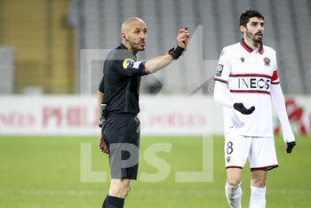 2021-01-23 - Referee Hakim Ben El Hadj, Pierre Lees-Melou of Nice during the French championship Ligue 1 football match between RC Lens and OGC Nice on January 23, 2021 at stade Bollaert-Delelis in Lens, France - Photo Jean Catuffe / DPPI - RC LENS AND OGC NICE - FRENCH LIGUE 1 - SOCCER