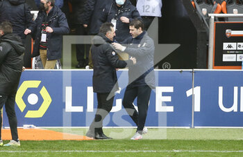 2021-01-31 - Coach of FC Lorient Christophe Pelissier checks hands with coach of PSG Mauricio Pochettino following the French championship Ligue 1 football match between FC Lorient and Paris Saint-Germain on January 31, 2021 at Stade du Moustoir - Yves Allainmat in Lorient, France - Photo Jean Catuffe / DPPI - FC LORIENT AND PARIS SAINT-GERMAIN - FRENCH LIGUE 1 - SOCCER