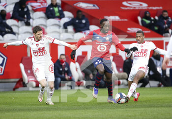 2021-02-14 - Jonathan Ikone of Lille between Romain Perraud and Jean Lucas of Brest during the French championship Ligue 1 football match between Lille OSC (LOSC) and Stade Brestois 29 (Brest) on February 14, 2021 at Stade Pierre Mauroy in Villeneuve-d'Ascq near Lille, France - Photo Jean Catuffe / DPPI - LILLE OSC (LOSC) AND STADE BRESTOIS 29 (BREST) - FRENCH LIGUE 1 - SOCCER