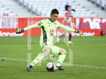 2021-02-28 - Goalkeeper of Strasbourg Eiji Kawashima during the French championship Ligue 1 football match between Lille OSC and RC Strasbourg on february 28, 2021 at Pierre Mauroy stadium in Villeneuve-d'Ascq near Lille, France - Photo Jean Catuffe / DPPI - LILLE OSC AND RC STRASBOURG - FRENCH LIGUE 1 - SOCCER