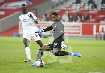 2021-03-03 - Goalkeeper of Lille Mike Maignan, Pape Gueye of Marseille (left) during the French championship Ligue 1 football match between Lille OSC and Olympique de Marseille on March 3, 2021 at Pierre Mauroy stadium in Villeneuve-d'Ascq near Lille, France - Photo Jean Catuffe / DPPI - LILLE OSC AND OLYMPIQUE DE MARSEILLE - FRENCH LIGUE 1 - SOCCER