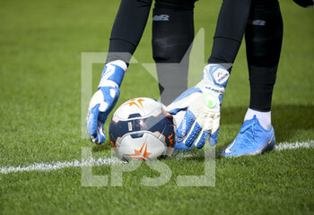 2021-03-03 - Goalkeeper of Lille Mike Maignan catches the uhlsport matchball during the French championship Ligue 1 football match between Lille OSC and Olympique de Marseille on March 3, 2021 at Pierre Mauroy stadium in Villeneuve-d'Ascq near Lille, France - Photo Jean Catuffe / DPPI - LILLE OSC AND OLYMPIQUE DE MARSEILLE - FRENCH LIGUE 1 - SOCCER