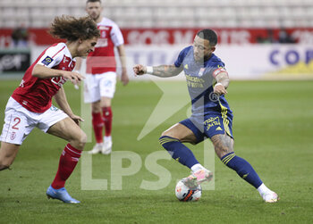 2021-03-12 - Memphis Depay of Lyon, Wout Faes of Reims (left) during the French championship Ligue 1 football match between Stade de Reims and Olympique Lyonnais (OL) on March 12, 2021 at Stade Auguste Delaune in Reims, France - Photo Jean Catuffe / DPPI - STADE DE REIMS AND OLYMPIQUE LYONNAIS (OL) - FRENCH LIGUE 1 - SOCCER