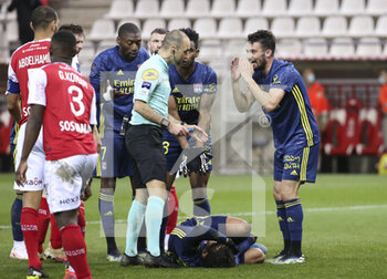 2021-03-12 - Leo Dubois of Lyon and teammates argue with referee Jerome Brisard during the French championship Ligue 1 football match between Stade de Reims and Olympique Lyonnais (OL) on March 12, 2021 at Stade Auguste Delaune in Reims, France - Photo Jean Catuffe / DPPI - STADE DE REIMS AND OLYMPIQUE LYONNAIS (OL) - FRENCH LIGUE 1 - SOCCER