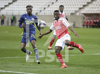 2021-03-12 - Ghislain Konan of Reims, Tino Kadewere of Lyon (left) during the French championship Ligue 1 football match between Stade de Reims and Olympique Lyonnais (OL) on March 12, 2021 at Stade Auguste Delaune in Reims, France - Photo Jean Catuffe / DPPI - STADE DE REIMS AND OLYMPIQUE LYONNAIS (OL) - FRENCH LIGUE 1 - SOCCER