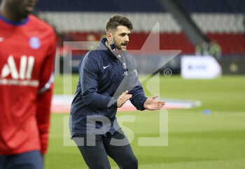 2021-03-14 - Assistant coach of PSG Sebastiano Pochettino directs the warm up before the French championship Ligue 1 football match between Paris Saint-Germain and FC Nantes on March 14, 2021 at Parc des Princes stadium in Paris, France - Photo Jean Catuffe / DPPI - PARIS SAINT-GERMAIN AND FC NANTES - FRENCH LIGUE 1 - SOCCER