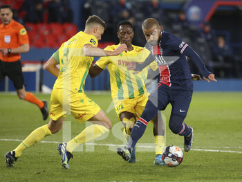 2021-03-14 - Rafael Alcantara aka Rafinha of PSG, left Andrei Girotto, Charles Traore of FC Nantes during the French championship Ligue 1 football match between Paris Saint-Germain and FC Nantes on March 14, 2021 at Parc des Princes stadium in Paris, France - Photo Jean Catuffe / DPPI - PARIS SAINT-GERMAIN AND FC NANTES - FRENCH LIGUE 1 - SOCCER