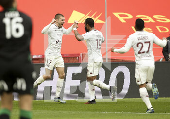 2021-03-14 - Thomas Delaine of FC Metz celebrates his goal with Habib Maiga during the French championship Ligue 1 football match between RC Lens and FC Metz on March 14, 2021 at Stade Bollaert-Delelis in Lens, France - Photo Jean Catuffe / DPPI - RC LENS AND FC METZ - FRENCH LIGUE 1 - SOCCER