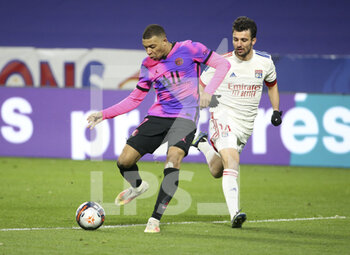 2021-03-21 - Kylian Mbappe of PSG, Leo Dubois of Lyon during the French championship Ligue 1 football match between Olympique Lyonnais (OL) and Paris Saint-Germain (PSG) on March 21, 2021 at Groupama stadium in Decines-Charpieu near Lyon, France - Photo Jean Catuffe / DPPI - OLYMPIQUE LYONNAIS AND PARIS SAINT-GERMAIN - FRENCH LIGUE 1 - SOCCER