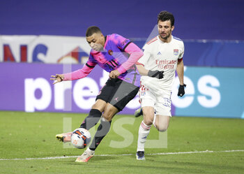 2021-03-21 - Kylian Mbappe of PSG, Leo Dubois of Lyon during the French championship Ligue 1 football match between Olympique Lyonnais (OL) and Paris Saint-Germain (PSG) on March 21, 2021 at Groupama stadium in Decines-Charpieu near Lyon, France - Photo Jean Catuffe / DPPI - OLYMPIQUE LYONNAIS AND PARIS SAINT-GERMAIN - FRENCH LIGUE 1 - SOCCER