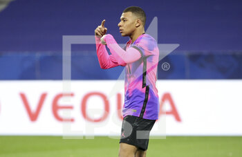 2021-03-21 - Kylian Mbappe of PSG is asking his coach to be replaced during the French championship Ligue 1 football match between Olympique Lyonnais (OL) and Paris Saint-Germain (PSG) on March 21, 2021 at Groupama stadium in Decines-Charpieu near Lyon, France - Photo Jean Catuffe / DPPI - OLYMPIQUE LYONNAIS AND PARIS SAINT-GERMAIN - FRENCH LIGUE 1 - SOCCER