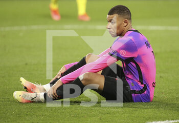 2021-03-21 - Injured, Kylian Mbappe of PSG is replaced during the French championship Ligue 1 football match between Olympique Lyonnais (OL) and Paris Saint-Germain (PSG) on March 21, 2021 at Groupama stadium in Decines-Charpieu near Lyon, France - Photo Jean Catuffe / DPPI - OLYMPIQUE LYONNAIS AND PARIS SAINT-GERMAIN - FRENCH LIGUE 1 - SOCCER