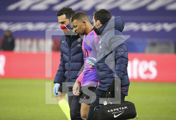 2021-03-21 - Injured, Kylian Mbappe of PSG - here with Doctor of PSG Christophe Baudot - is replaced during the French championship Ligue 1 football match between Olympique Lyonnais (OL) and Paris Saint-Germain (PSG) on March 21, 2021 at Groupama stadium in Decines-Charpieu near Lyon, France - Photo Jean Catuffe / DPPI - OLYMPIQUE LYONNAIS AND PARIS SAINT-GERMAIN - FRENCH LIGUE 1 - SOCCER