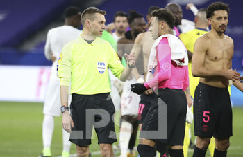 2021-03-21 - Neymar Jr of PSG argues with referee Clement Turpin following the French championship Ligue 1 football match between Olympique Lyonnais (OL) and Paris Saint-Germain (PSG) on March 21, 2021 at Groupama stadium in Decines-Charpieu near Lyon, France - Photo Jean Catuffe / DPPI - OLYMPIQUE LYONNAIS AND PARIS SAINT-GERMAIN - FRENCH LIGUE 1 - SOCCER