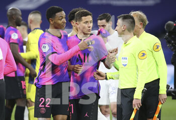 2021-03-21 - Abdou Diallo, Ander Herrera of PSG salute the referees following the French championship Ligue 1 football match between Olympique Lyonnais (OL) and Paris Saint-Germain (PSG) on March 21, 2021 at Groupama stadium in Decines-Charpieu near Lyon, France - Photo Jean Catuffe / DPPI - OLYMPIQUE LYONNAIS AND PARIS SAINT-GERMAIN - FRENCH LIGUE 1 - SOCCER