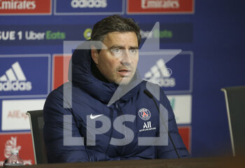 2021-03-21 - Assistant coach of PSG Michel D?Agostino translates coach of PSG Mauricio Pochettino during the post-match press conference following the French championship Ligue 1 football match between Olympique Lyonnais (OL) and Paris Saint-Germain (PSG) on March 21, 2021 at Groupama stadium in Decines-Charpieu near Lyon, France - Photo Jean Catuffe / DPPI - OLYMPIQUE LYONNAIS AND PARIS SAINT-GERMAIN - FRENCH LIGUE 1 - SOCCER