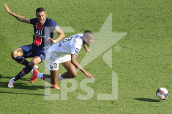 2021-04-03 - 3l hurted by Kylian Mbappe (PSG) during the French championship Ligue 1 football match between Paris Saint-Germain and LOSC Lille on April 3, 2021 at Parc des Princes stadium in Paris, France - Photo Stephane Allaman / DPPI - PARIS SAINT-GERMAIN AND LOSC LILLE - FRENCH LIGUE 1 - SOCCER