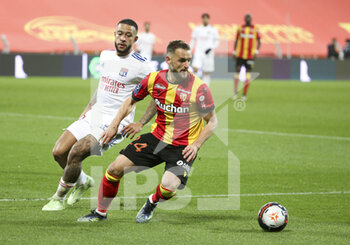 2021-04-03 - Jonathan Gradit of Lens, Memphis Depay of Lyon (left) during the French championship Ligue 1 football match between RC Lens and Olympique Lyonnais (OL, Lyon) on April 3, 2021 at Stade Bollaert-Delelis in Lens, France - Photo Jean Catuffe / DPPI - RC LENS VS OLYMPIQUE LYONNAIS - FRENCH LIGUE 1 - SOCCER