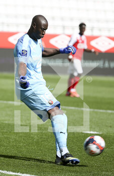 2021-04-04 - Goalkeeper of Rennes Alfred Gomis during the French championship Ligue 1 football match between Stade de Reims and Stade Rennais (Rennes) on April 4, 2021 at Stade Auguste Delaune in Reims, France - Photo Jean Catuffe / DPPI - STADE DE REIMS VS STADE RENNAIS (RENNES) - FRENCH LIGUE 1 - SOCCER