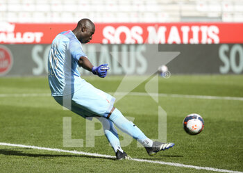 2021-04-04 - Goalkeeper of Rennes Alfred Gomis during the French championship Ligue 1 football match between Stade de Reims and Stade Rennais (Rennes) on April 4, 2021 at Stade Auguste Delaune in Reims, France - Photo Jean Catuffe / DPPI - STADE DE REIMS VS STADE RENNAIS (RENNES) - FRENCH LIGUE 1 - SOCCER