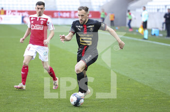 2021-04-04 - Flavien Tait of Rennes, Mathieu Cafaro of Reims (left) during the French championship Ligue 1 football match between Stade de Reims and Stade Rennais (Rennes) on April 4, 2021 at Stade Auguste Delaune in Reims, France - Photo Jean Catuffe / DPPI - STADE DE REIMS VS STADE RENNAIS (RENNES) - FRENCH LIGUE 1 - SOCCER