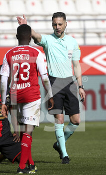 2021-04-04 - Referee Karim Abed during the French championship Ligue 1 football match between Stade de Reims and Stade Rennais (Rennes) on April 4, 2021 at Stade Auguste Delaune in Reims, France - Photo Jean Catuffe / DPPI - STADE DE REIMS VS STADE RENNAIS (RENNES) - FRENCH LIGUE 1 - SOCCER