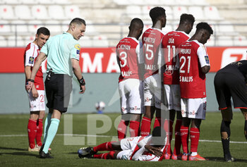 2021-04-04 - Referee Karim Abed looks at Ghislain Konan of Reims lying down to protect his goal on a free kick during the French championship Ligue 1 football match between Stade de Reims and Stade Rennais (Rennes) on April 4, 2021 at Stade Auguste Delaune in Reims, France - Photo Jean Catuffe / DPPI - STADE DE REIMS VS STADE RENNAIS (RENNES) - FRENCH LIGUE 1 - SOCCER