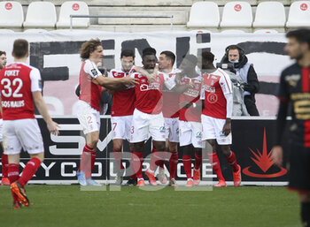 2021-04-04 - Ghislain Konan of Reims celebrates his goal with teammates during the French championship Ligue 1 football match between Stade de Reims and Stade Rennais (Rennes) on April 4, 2021 at Stade Auguste Delaune in Reims, France - Photo Jean Catuffe / DPPI - STADE DE REIMS VS STADE RENNAIS (RENNES) - FRENCH LIGUE 1 - SOCCER