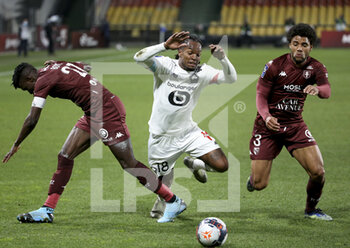 2021-04-09 - Renato Sanches of Lille between John Boye and Matthieu Udol of FC Metz during the French championship Ligue 1 football match between FC Metz and Lille OSC (LOSC) on April 9, 2021 at Stade Saint-Symphorien in Metz, France - Photo Jean Catuffe / DPPI - FC METZ VS LILLE OSC (LOSC) - FRENCH LIGUE 1 - SOCCER