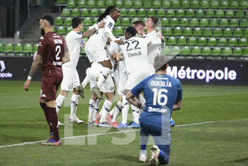 2021-04-09 - Renato Sanches, Sven Botman of Lille and teammates celebrate a goal for Lille while Dylan Bronn of FC Metz, goalkeeper of FC Metz Alexandre Oukidja are dejected during the French championship Ligue 1 football match between FC Metz and Lille OSC (LOSC) on April 9, 2021 at Stade Saint-Symphorien in Metz, France - Photo Jean Catuffe / DPPI - FC METZ VS LILLE OSC (LOSC) - FRENCH LIGUE 1 - SOCCER