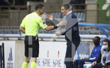 2021-04-10 - Coach of RC Strasbourg Thierry Laurey argues with referee Jeremie Pignard during the French championship Ligue 1 football match between RC Strasbourg and Paris Saint-Germain on April 10, 2021 at La Meinau stadium in Strasbourg, France - Photo Jean Catuffe / DPPI - RC STRASBOURG AND PARIS SAINT-GERMAIN - FRENCH LIGUE 1 - SOCCER