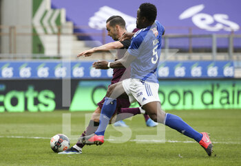 2021-04-10 - Pablo Sarabia of PSG scores his goal despite Lamine Kone of Strasbourg during the French championship Ligue 1 football match between RC Strasbourg and Paris Saint-Germain on April 10, 2021 at La Meinau stadium in Strasbourg, France - Photo Jean Catuffe / DPPI - RC STRASBOURG AND PARIS SAINT-GERMAIN - FRENCH LIGUE 1 - SOCCER