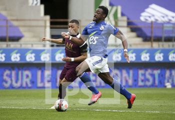 2021-04-10 - Kylian Mbappe of PSG, Lamine Kone of Strasbourg during the French championship Ligue 1 football match between RC Strasbourg and Paris Saint-Germain on April 10, 2021 at La Meinau stadium in Strasbourg, France - Photo Jean Catuffe / DPPI - RC STRASBOURG AND PARIS SAINT-GERMAIN - FRENCH LIGUE 1 - SOCCER