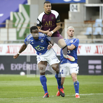 2021-04-10 - Kylian Mbappe of PSG between Lamine Kone and Frederic Guilbert of Strasbourg during the French championship Ligue 1 football match between RC Strasbourg and Paris Saint-Germain on April 10, 2021 at La Meinau stadium in Strasbourg, France - Photo Jean Catuffe / DPPI - RC STRASBOURG AND PARIS SAINT-GERMAIN - FRENCH LIGUE 1 - SOCCER