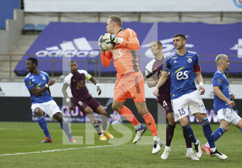 2021-04-10 - Goalkeeper of Strasbourg Matz Sels during the French championship Ligue 1 football match between RC Strasbourg Alsace (RCSA) and Paris Saint-Germain (PSG) on April 10, 2021 at La Meinau stadium in Strasbourg, France - Photo Jean Catuffe / DPPI - RC STRASBOURG AND PARIS SAINT-GERMAIN - FRENCH LIGUE 1 - SOCCER