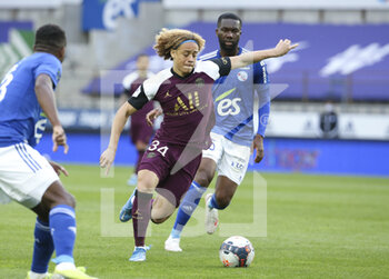 2021-04-10 - Xavi Simons of PSG, Jean-Eudes Aholou of Strasbourg during the French championship Ligue 1 football match between RC Strasbourg Alsace (RCSA) and Paris Saint-Germain (PSG) on April 10, 2021 at La Meinau stadium in Strasbourg, France - Photo Jean Catuffe / DPPI - RC STRASBOURG AND PARIS SAINT-GERMAIN - FRENCH LIGUE 1 - SOCCER