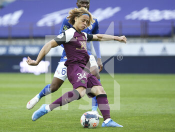 2021-04-10 - Xavi Simons of PSG during the French championship Ligue 1 football match between RC Strasbourg Alsace (RCSA) and Paris Saint-Germain (PSG) on April 10, 2021 at La Meinau stadium in Strasbourg, France - Photo Jean Catuffe / DPPI - RC STRASBOURG AND PARIS SAINT-GERMAIN - FRENCH LIGUE 1 - SOCCER