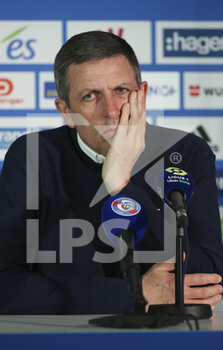 2021-04-10 - Coach of RC Strasbourg Thierry Laurey answers to the media during the post-match press conference following the French championship Ligue 1 football match between RC Strasbourg Alsace (RCSA) and Paris Saint-Germain (PSG) on April 10, 2021 at La Meinau stadium in Strasbourg, France - Photo Jean Catuffe / DPPI - RC STRASBOURG AND PARIS SAINT-GERMAIN - FRENCH LIGUE 1 - SOCCER