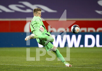 2021-04-16 - Goalkeeper of Montpellier Jonas Omlin during the French championship Ligue 1 football match between LOSC and Montpellier HSC on April 16, 2021 at Pierre Mauroy stadium in Villeneuve-d'Ascq near Lille, France - Photo Jean Catuffe / DPPI - LOSC VS MONTPELLIER HSC - FRENCH LIGUE 1 - SOCCER