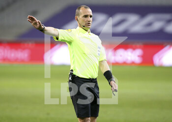 2021-04-16 - Referee Benoit Millot during the French championship Ligue 1 football match between LOSC and Montpellier HSC on April 16, 2021 at Pierre Mauroy stadium in Villeneuve-d'Ascq near Lille, France - Photo Jean Catuffe / DPPI - LOSC VS MONTPELLIER HSC - FRENCH LIGUE 1 - SOCCER
