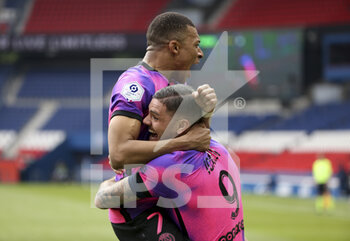 2021-04-18 - Mauro Icardi of PSG celebrates his winning goal with Kylian Mbappe at the last minute during the French championship Ligue 1 football match between Paris Saint-Germain (PSG) and AS Saint-Etienne (ASSE) on April 18, 2021 at Parc des Princes stadium in Paris, France - Photo Jean Catuffe / DPPI - PARIS SAINT-GERMAIN (PSG) VS AS SAINT-ETIENNE (ASSE) - FRENCH LIGUE 1 - SOCCER