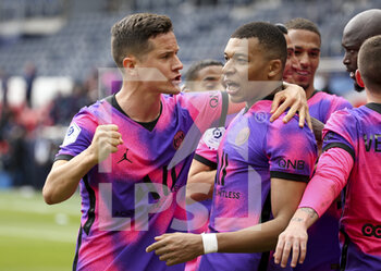 2021-04-18 - Ander Herrera, Kylian Mbappe of PSG celebrate with teammates the winning goal of Mauro Icardi during the French championship Ligue 1 football match between Paris Saint-Germain (PSG) and AS Saint-Etienne (ASSE) on April 18, 2021 at Parc des Princes stadium in Paris, France - Photo Jean Catuffe / DPPI - PARIS SAINT-GERMAIN (PSG) VS AS SAINT-ETIENNE (ASSE) - FRENCH LIGUE 1 - SOCCER