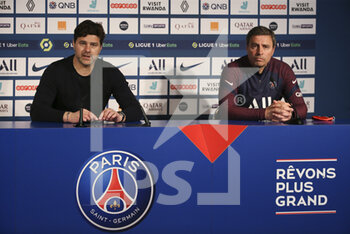 2021-04-18 - Coach of PSG Mauricio Pochettino, his assistant coach-translator Michel D?Agostino during the post-match press conference following the French championship Ligue 1 football match between Paris Saint-Germain (PSG) and AS Saint-Etienne (ASSE) on April 18, 2021 at Parc des Princes stadium in Paris, France - Photo Jean Catuffe / DPPI - PARIS SAINT-GERMAIN (PSG) VS AS SAINT-ETIENNE (ASSE) - FRENCH LIGUE 1 - SOCCER